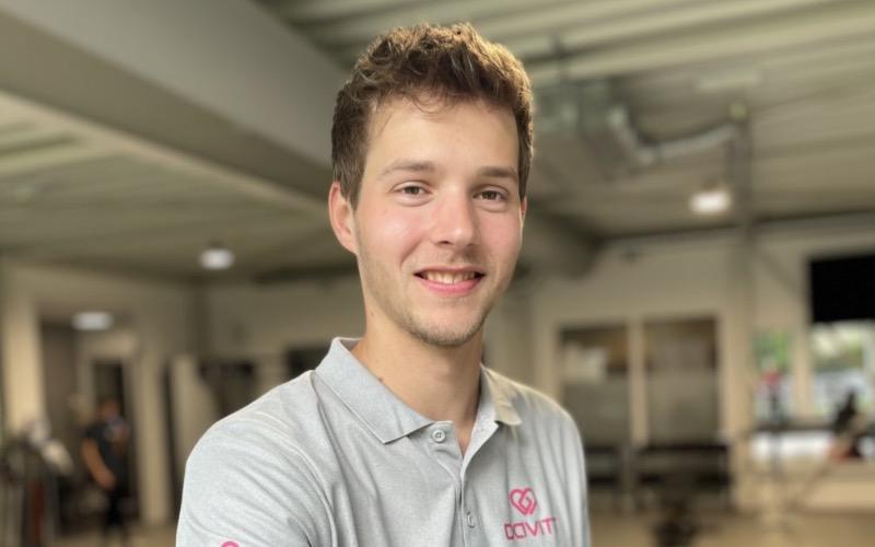 <p>Een gedreven (en sportieve) manueel therapeut die heel goed gaat op alles wat met vitaliteit heeft te maken. Logisch dat we Tom hebben gevraagd om met ons de DaVitt-kar te gaan trekken.</p>
<p>Als sporter weet hij niet beter dan dat prestaties altijd geoptimaliseerd kunnen worden; een grondhouding die voor DaVitt erg belangrijk is.</p>
<p>Tom maakt zich graag sterk voor haalbare doelen en committeert zich altijd aan zijn trainingsprogramma’s. Wat wij verwachten van onze deelnemers heeft Tom dus al in huis. Het maakt de optelsom eenvoudig; Tom plus DaVitt is een perfecte match.</p>