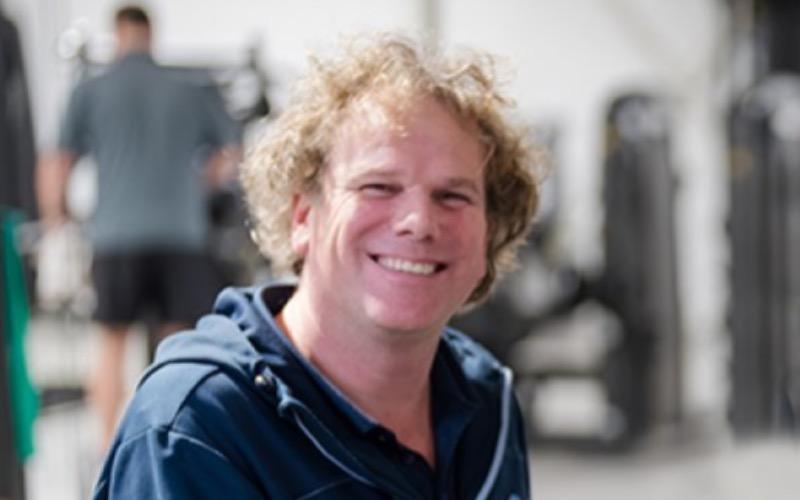 <p>Wie Robin kent zal meteen beamen dat zijn enthousiasme erg aanstekelijk is. Uit al die goede ideeën die in zijn hoofd rondspoken is het soms moeilijk kiezen. Maar we mogen gerust stellen dat de start van DaVitt in het lijstje topideeën staat. De focus van DaVitt op preventie en herstel van burn-out geeft Robin’s visie op ontspanning en gezonde voeding alle ruimte om van meerwaarde te kunnen zijn. Tel daar gerust zijn CIOS-achtergrond en voorliefde voor innovatieve ontwikkelingen in het vakgebied bij. En - niet onbelangrijk - de potentie die hij in anderen ziet en weet om te zetten naar resultaat. Met Lex en Tom heeft hij een mooi team neergezet om van DaVitt een daverend succes te maken.</p>